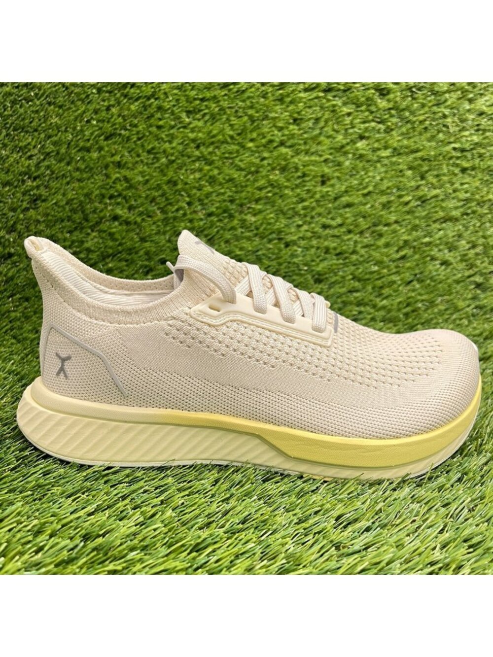 Flux Footwear Adapt Runner Cream Yellow Womens Size 7.5 Athletic Shoes Sneakers